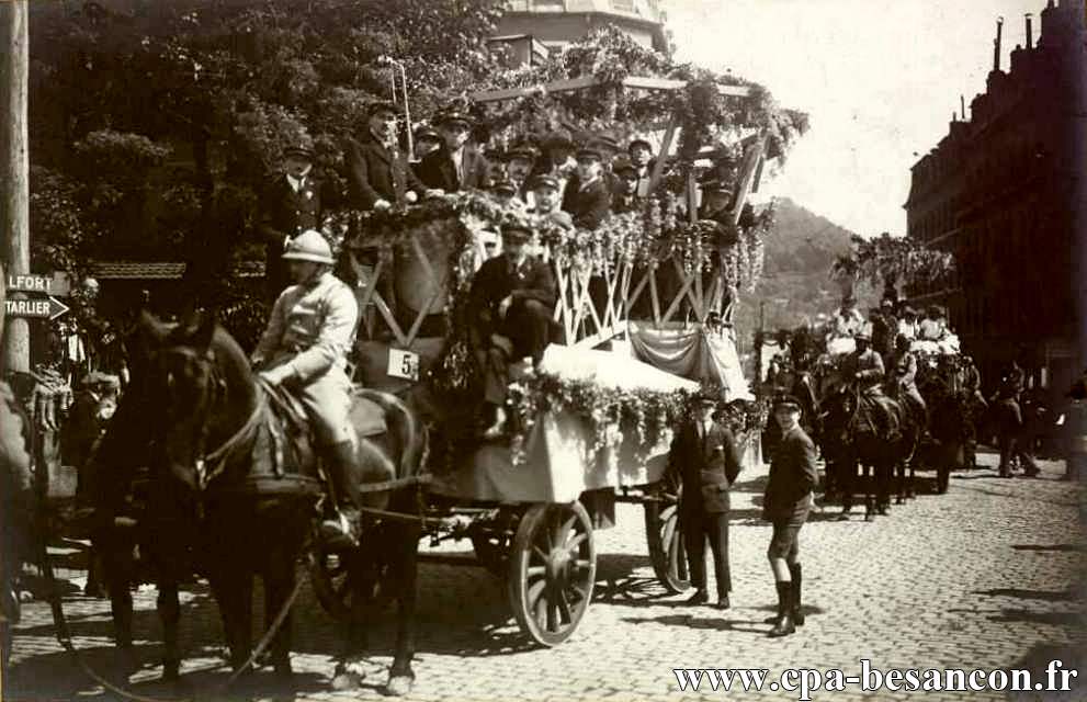 BESANÇON - Place Flore - Cavalcade au profit de la Maison des Étudiants et des Sinistrés des Chaprais - 20 mai 1928 - VIIe Foire exposition comtoise.